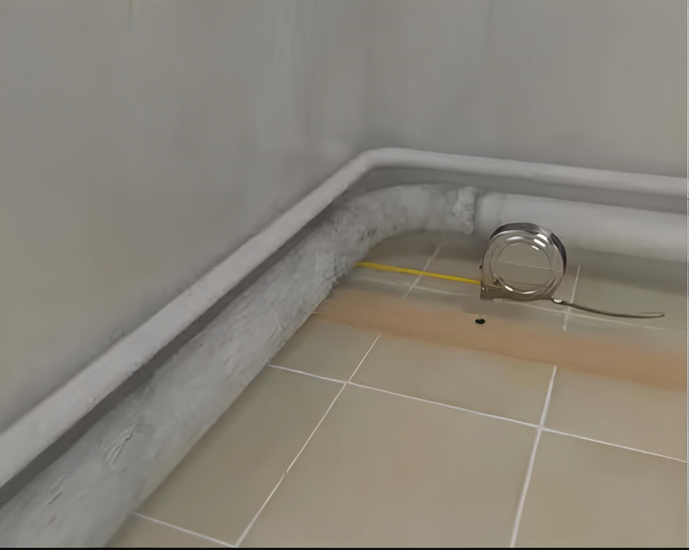 Découpe du passage des tuyaux sur un panneau vertical à la scie sauteuse