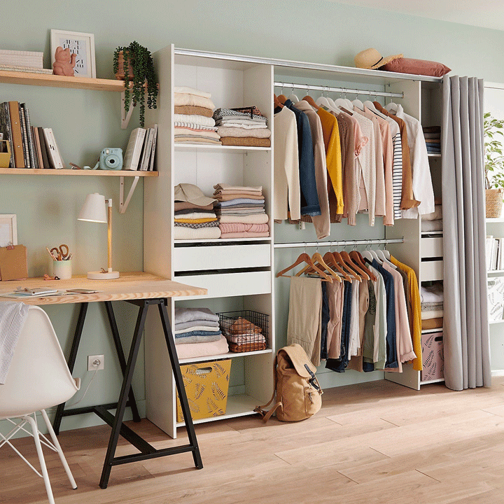 Dressing blanc sans porte dans un studio