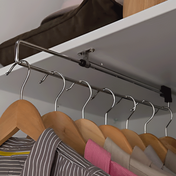 Cintres dans un dressing