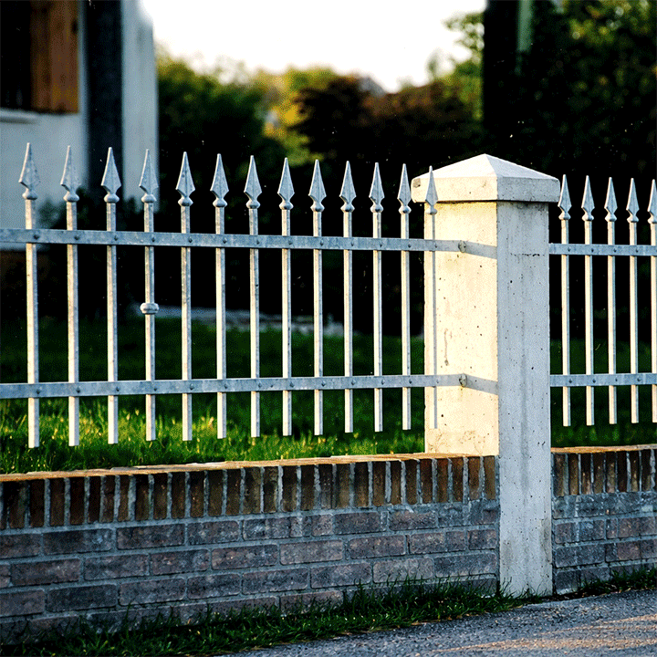 Animation de photos de plusieurs éléments en métal dans le jardin