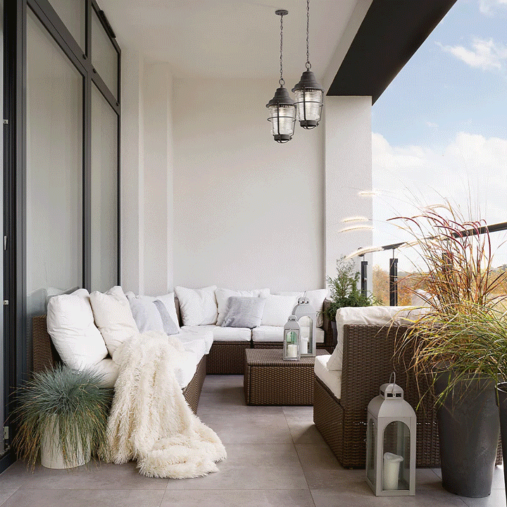 Photo d'une balcon avec 2 suspensions au dessus d'un salon bas de jardin