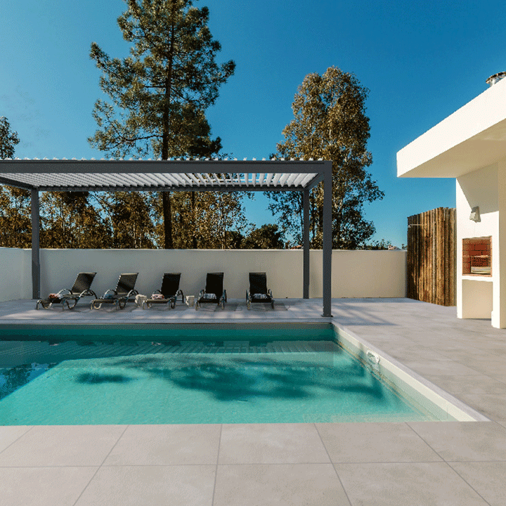 GIF différents types de carrelage bod de piscine avec transat et pergola