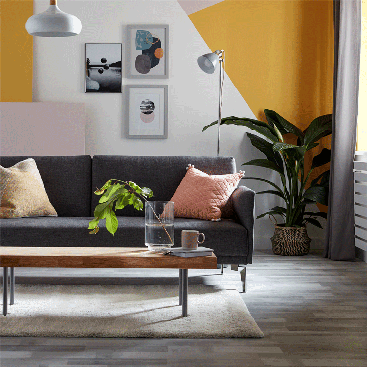 Un style géométrique avec assemblage de couleurs dans un salon modernise un style