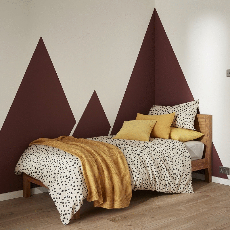 Dans une chambre, les formes géométriques sont parfaites pour trancher sur des murs clairs