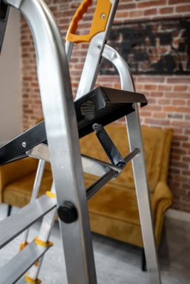 Échelle simple face en aluminium PRO DRABEST 5 marches avec étagère et mains courantes, capacité de charge 150 kg, 1 pièce.