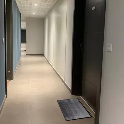 Tapis en microfibres gris 40x60 cm avec semelle en PVC