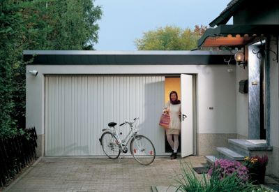 Porte de garage basculante avec portillon Hormann blanc trafic RAL 9016 - l.237,5 x h.200 cm