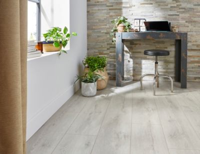 Sol stratifié à clipser Newlyn chêne polaire gris L.138 x l.24.4 cm x Ep.10 mm GoodHome