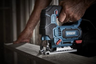 Scie sauteuse filaire pendulaire (4 niveaux) 750 W  maxi 3000 tr/min  Erbauer