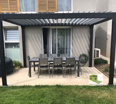 Pergola bioclimatique autoportante motorisée aluminium coloris noir sablé Green Outside 5 x 3 m