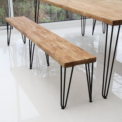 Table à manger bord direct sur les jambes en épingle à