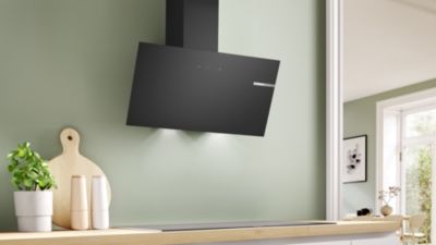 Hotte inclinée en verre noir DWK85DK60 BOSCH