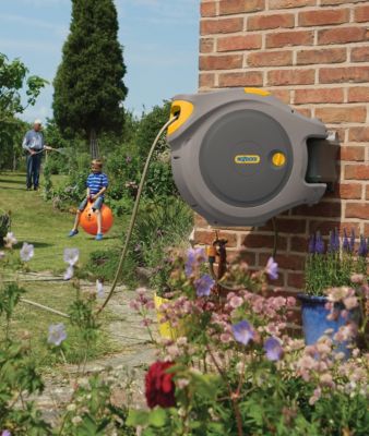 Dévidoir mural automatique Hozelock Auto Reel équipé avec tuyau d'arrosage