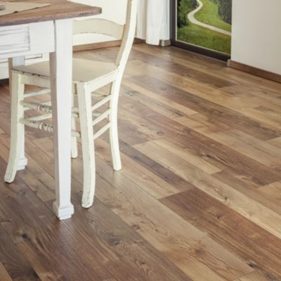 Sol stratifié Bexhill chêne brun L. 138,3 cm x l.19,3 x Ep.8 mm GoodHome