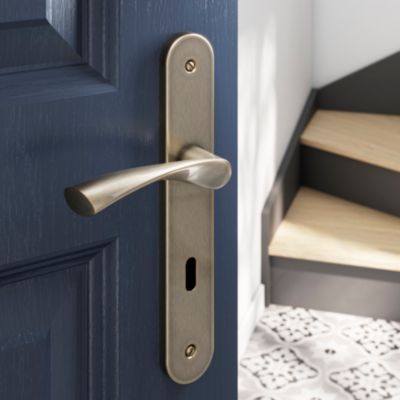 Ensemble poignée sur plaque rond serrure GoodHome Breage effet laiton satin doré L.120.5mm x l.40mm 