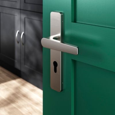 Ensemble poignée sur plaque rectangulairecylindre GoodHome Kerver effet nickel satin gris L.128mm x 