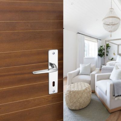 Ensemble poignée sur plaque rectangulaire serrure Colan effet chromé brillant gris L.106mm x l.39.8m