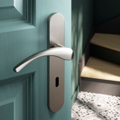 Ensemble poignée sur plaque rond serrure GoodHome Ruis effet nickel satin gris L.138.5mm x l.42mm en