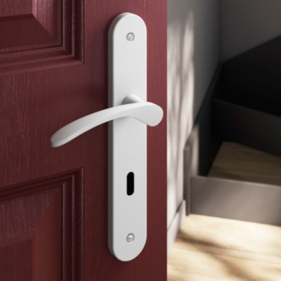 Ensemble poignée sur plaque rond serrure GoodHome Beare mat blanc L.110.5mm x l.40mm entraxe 195mm