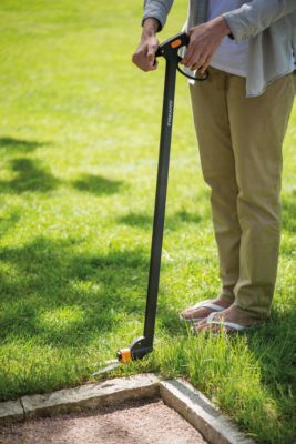 Cisaille à gazon longue portée Servo GS46 98cm FISKARS Lames orientables à 360° Utilisation ergonomique - vue 2