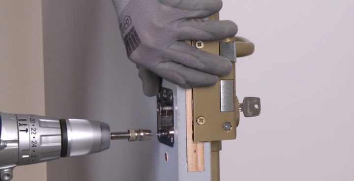 Comment Installer Une Serrure 3 Points En Applique Castorama