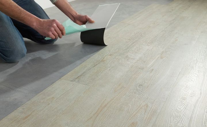 Comment poser des dalles vinyle PVC adhésives | Castorama