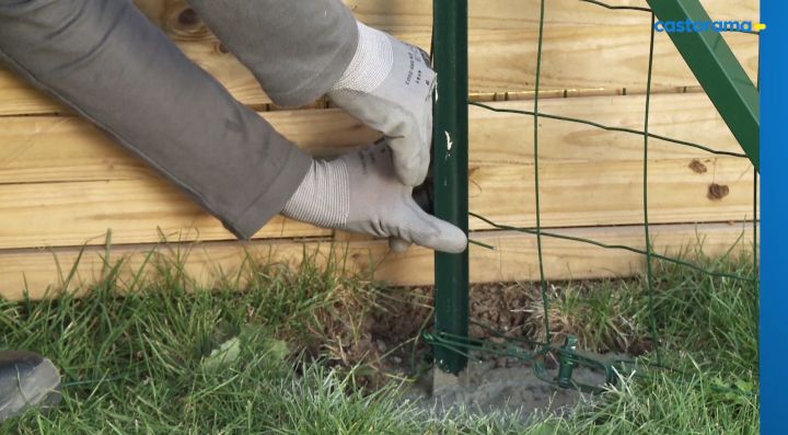 Comment faire un grillage sur un poteau de départ