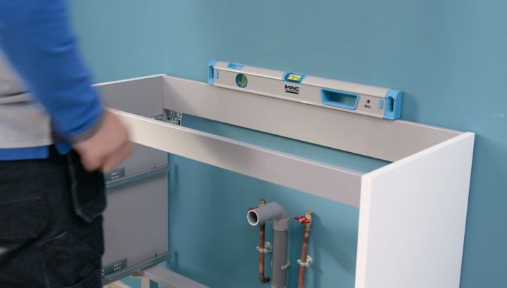 Poser un meuble de salle de bains