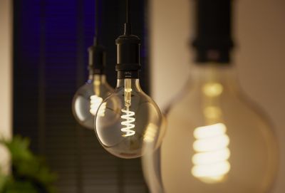 Ampoule LED connectée Philips Hue ronde IP20 E27 550lm 7W blanc chaud