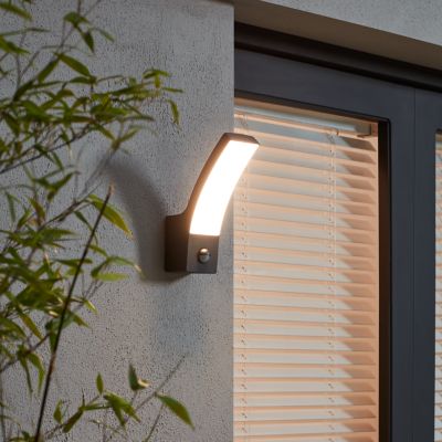 Applique murale à détection Gambell 800lm 12.5W IP44 GoodHome gris anthracite