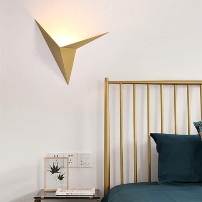 Applique Murale Intérieure LED 3W, Applique Murale Créative Triangle Or 3000K Blanc Chaud Applique Murale Moderne en Métal pour