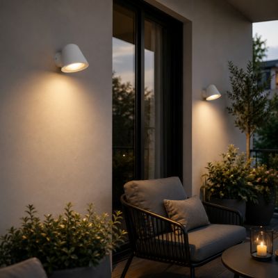 Appliques murales LED en aluminium blanc pour lextérieur IP44 les patios et jardins. Comprend une ampoule GU10 5W.