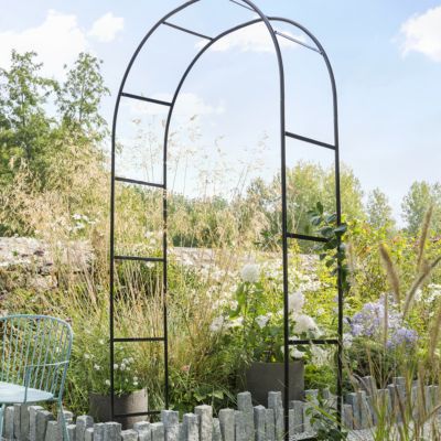 Arche de jardin noire en fer idéale pour les plantes grimpantes