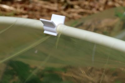 Attache plastique pour arceau blanc vendue par 12 pièces