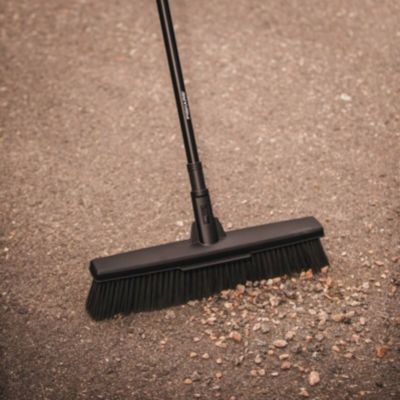 Balai de jardin multi-usages taille L Solid Fiskars L. 48 cm noir