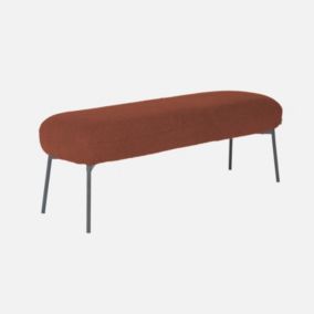 Banc. bout de lit avec revêtement bouclette texturée. rouille. pieds en métal noir. L 120 x P 41 x H 42.5cm