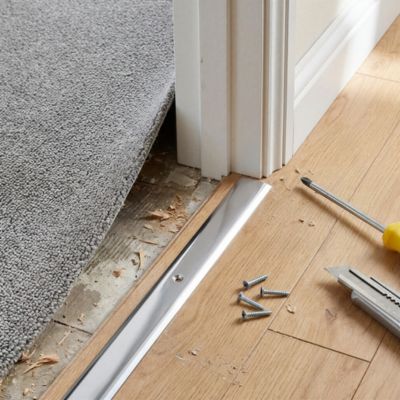 Barre de seuil incurvée en acier inoxydable décor chromé 30 x 830 mm