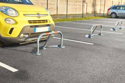 Barrière de parking 3 pieds spécial macadam Mottez