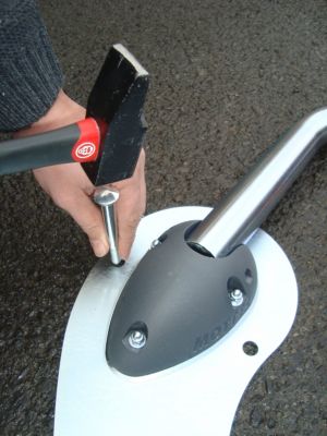 Barrière de parking 3 pieds spécial macadam Mottez