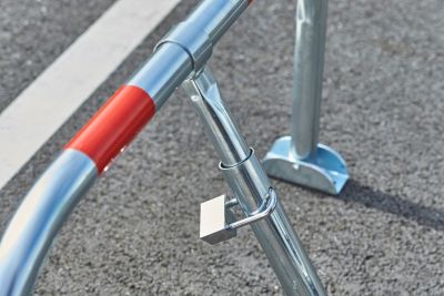 Barrière de parking standard 3 pieds cadenas Mottez