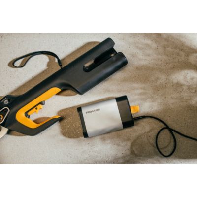 Batterie d'outils de jardin vendue par 2 Fiskars BT12 tension 12V 4Ah