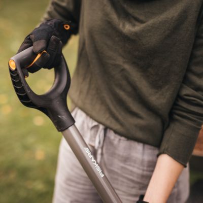 Bêche à bord pointu Ergonomic™ Fiskars L.124,9cm