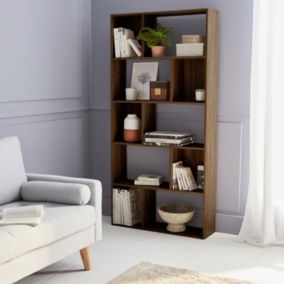 Bibliothèque design asymétrique couleur bois foncé noyer  Pieter   5 étagères. 10 compartiments de rangement. 83x23x173cm