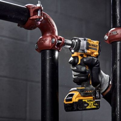 Boulonneuse à chocs 1/2' XR 18V Brushless 406Nm + 2 batteries 18V 5Ah + chargeur + coffret TSTAK-DCF922P2T-QW