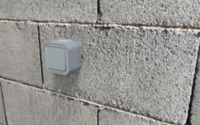 Bouton poussoir Legrand Plexo gris en saillie