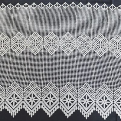 Brise bise en macramé au style graphique (120x45 cm - Blanc)