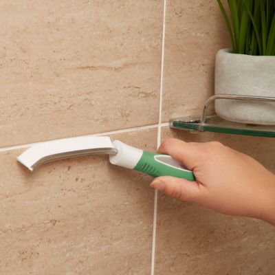 Débarassez-vous Des Joints Noirs Du Carrelage De La Salle De Bain Ou De La Cuisine A Laide Dune Bougie Blanche