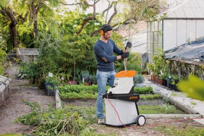Broyeur de végétaux électrique filaire 2500 W, branche maxi 40 mm, bruit 85 dB(A), collecte 60 L, Stihl GHE 140 L