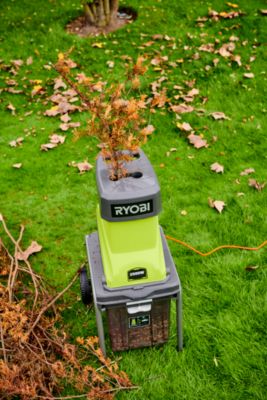 Broyeur de végétaux électrique filaire 2500 W, branche maxi 45 mm, bruit 106,5 dB(A), collecte 40 L, Ryobi RSH2545B