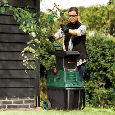 Broyeur de végétaux électrique filaire 2500 W, branche maxi 45 mm, bruit 90 dB(A), collecte 53 L, Bosch AXT 25 TC